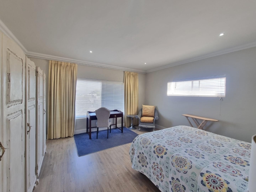 5 Bedroom Property for Sale in Sandbaai Western Cape